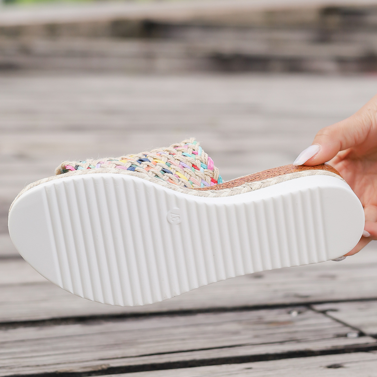 Nora™ - Vävda strandsandaler